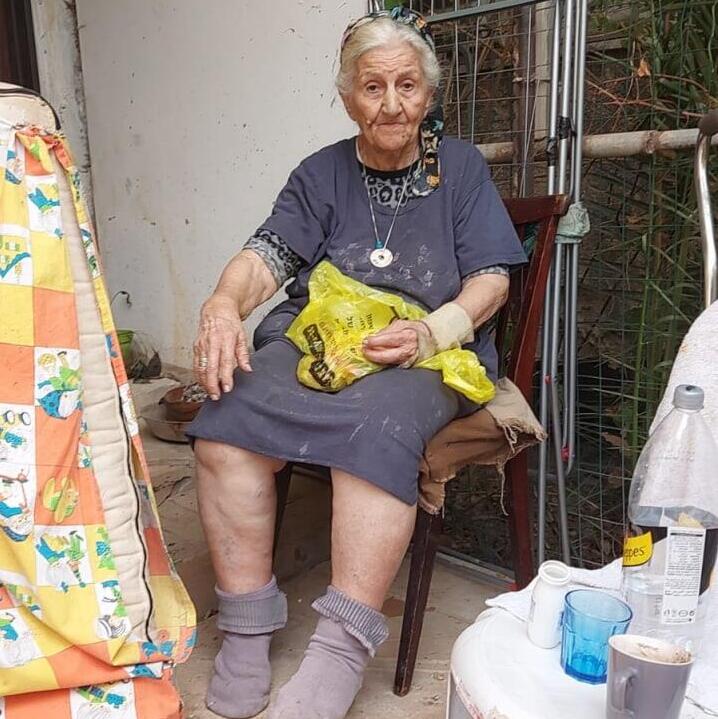"היא יושבת ליד הדלת כל היום ובוהה בגינה". קדחה משה (באדיבות המשפחה) קדחה, שורדת השואה בדירת עמידר
