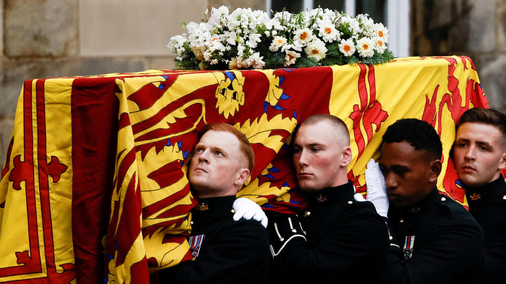 Queen Elizabeth's coffin arrives at the St,. GIles' Cathedral in Scotland (Photo: Reuters) ארון המלכה אליזבת בריטניה מועבר לארמון הולירודהאוס ב אדינבורו בירת סקטולנד 11 בספטמבר