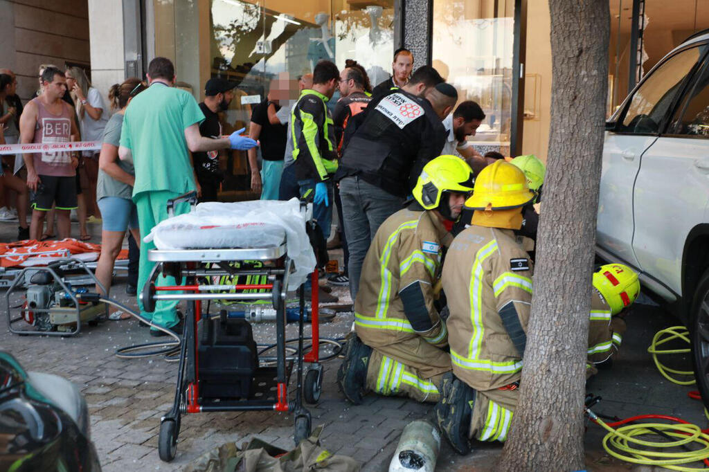 הרכב על המדרכה (צילום: דנה קופל ) זירת תאונת הדרכים הקשה בכיכר המדינה