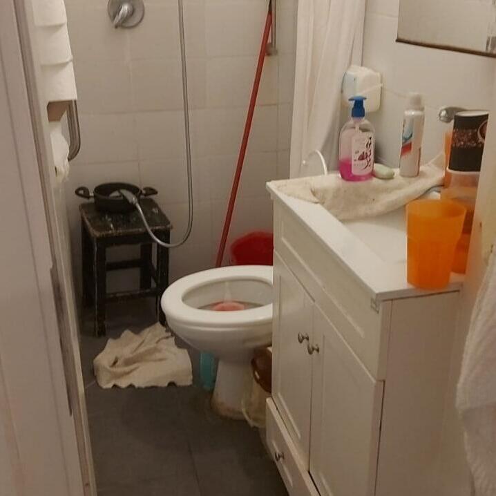 "זה מורכב להכניס אותה לחדר רחצה, הכול צר". דירתה של קדחה (באדיבות המשפחה) קדחה, שורדת השואה בדירת עמידר
