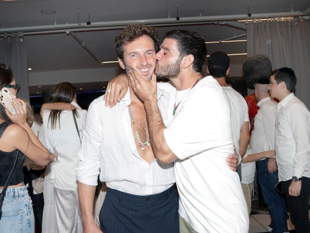 ים של אהבה. מאור שוויצר ואנחל בונני בלתי נפרדים (צילום?: ענת מוסברג) הקרנה בחורים טובים