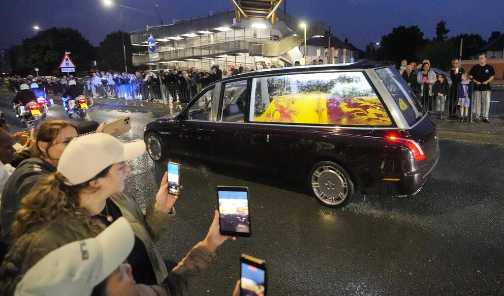 צילום: AP ארון המלכה אליזבת הורד מהמטוס ב לונדון בדרך לארמון בקינגהאם בריטניה