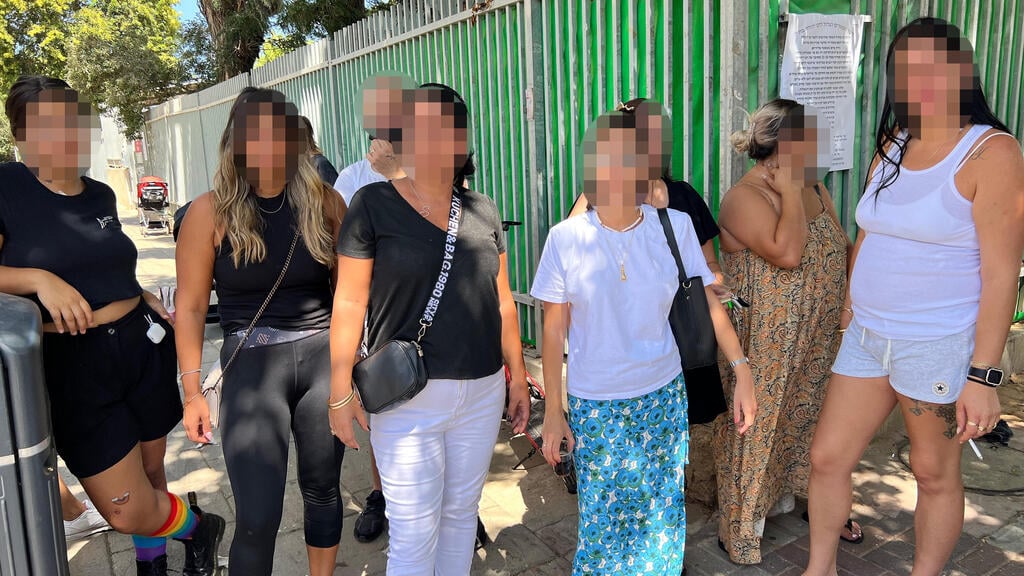 Parents blocking daycare's entrance (Photo: Nadav Abas) ההורים מחוץ לגן