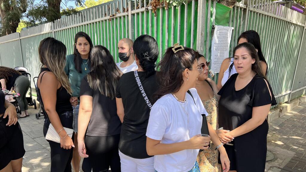 Parents outside the kindergarten in Holon (Photo: Nadav Aves) ההורים מחוץ לגן