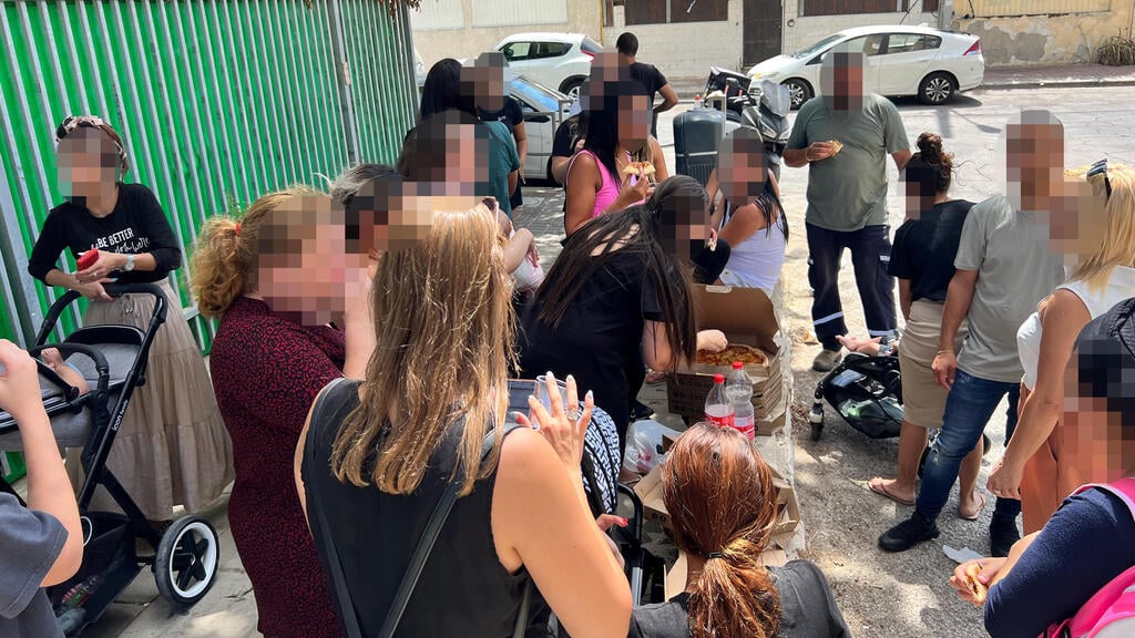 Parents blocking daycare's entrance (Photo: Nadav Abas) ההורים מחוץ לגן
