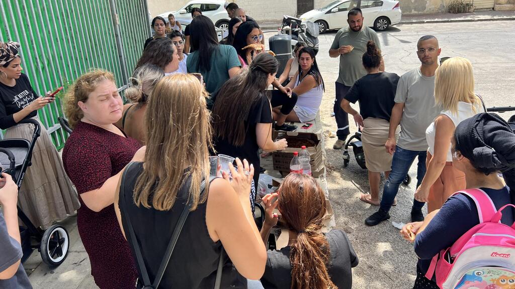 Parents outside the kindergarten in Holon blocking entrance of Arab caregivers (Photo: Nadav Aves) ההורים מחוץ לגן