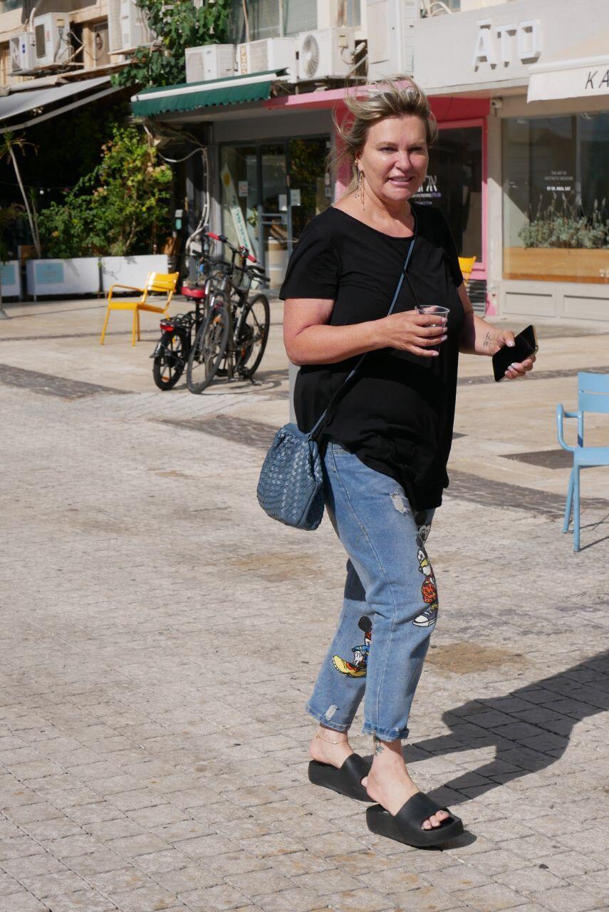 לא עוזבת את הכוס (צילום: אמיר מאירי) פפראצי ציפי רפאלי