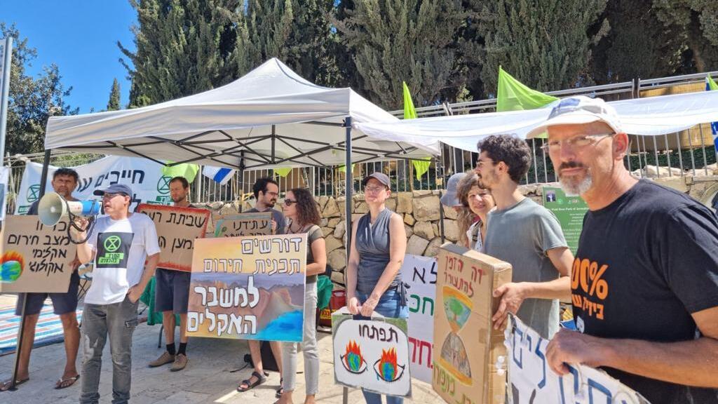 מהאל השובתים של המרד בהכחדה ליד הכנסת