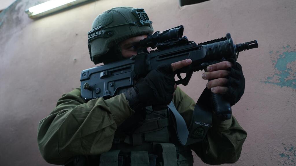 IDF soldier amid operation (Photo: The IDF Spokesperson Unit) תיעוד: לוחמי צה''ל מיפו את בתיהם של המחבלים שרצחו את סגן מפקד סיירת נח"ל, רב-סרן בר פלח ז"ל