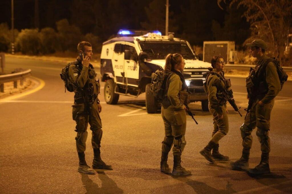 IDF troops near the West Bank settlement of Carmel after a shooting attack there 