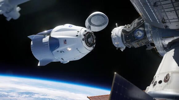 חללית דרגון לקראת חיבור עם תחנת החלל (צילום: SpaceX via NASA) הזדמנות להגדיל את השוק. חללית דרגון של ספייס-אקס עוגנת בתחנת החלל הבינלאומית