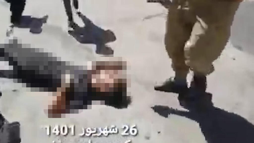 מפגין נורה מהמומות בזמן הלוויה של מהסא אמיני שנהרגה אתמול אחרי שנעצרה באשמת אי שמירת חוק החיג'אב