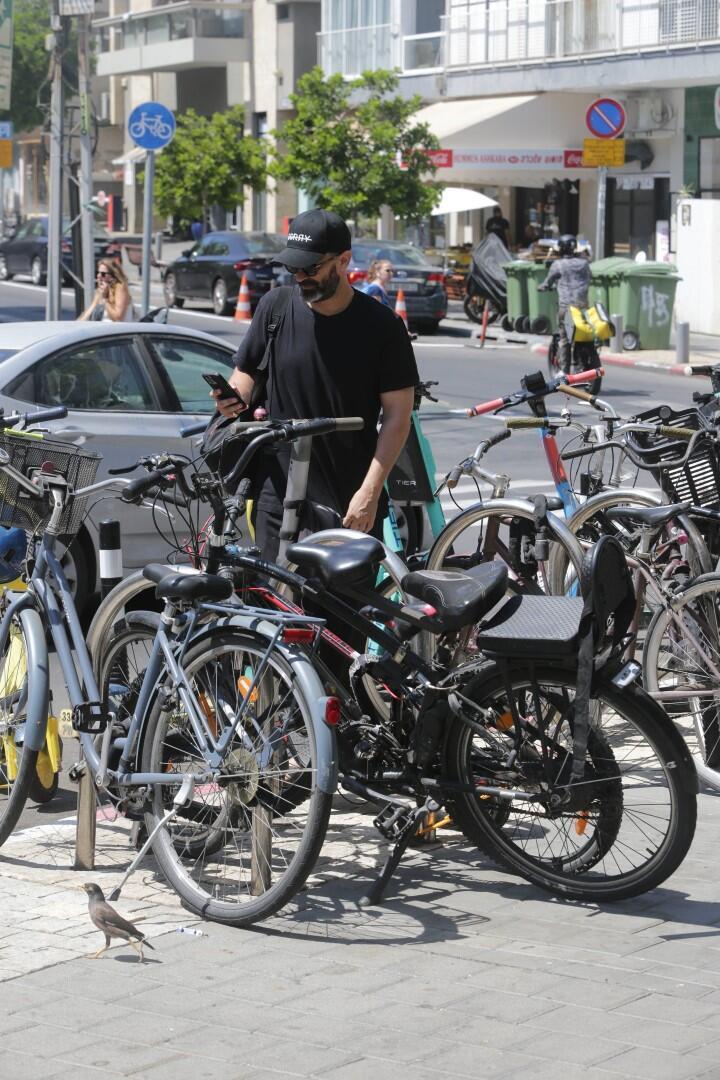משיק תסרוקת חדשה? יהודה לוי עם גלח וכובע