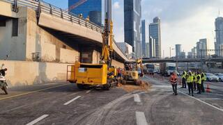 בולען כביש נתיבי איילון תל אביב ליד מחלף השלום עזריאלי