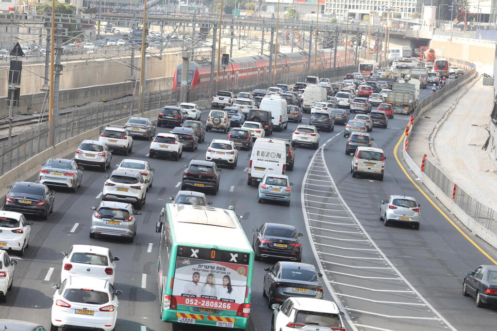 הפקקים רק מחמירים (צילום: שאול גולן) פקקים סמוך למחלף השלום בעקבות הבולען שנפער