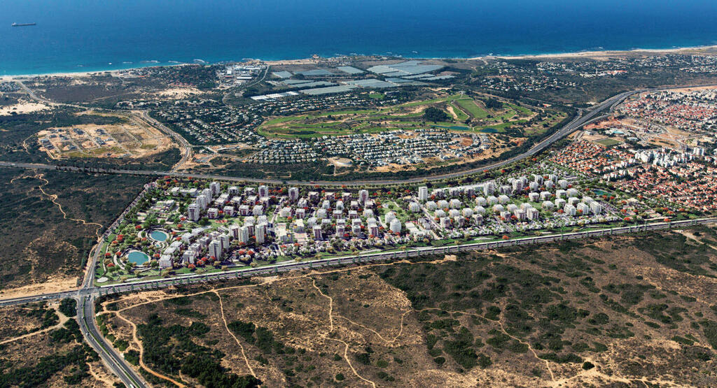 שכונת אור ים באור עקיבא. שביל הליכה ואופניים עד הים 