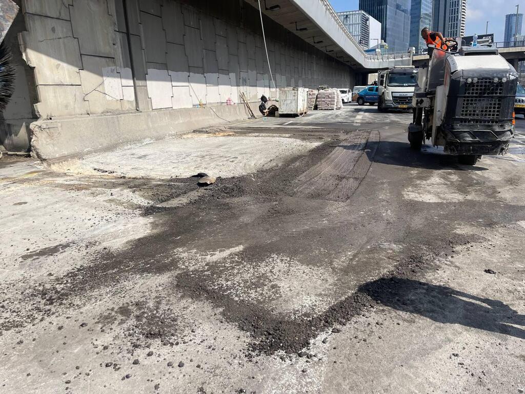 הבור נסתם תוך פחות מיממה, המחלף סגור כמעט שבועיים (צילום: רועי רובינשטיין) בולען כביש נתיבי איילון תל אביב ליד מחלף השלום עזריאלי