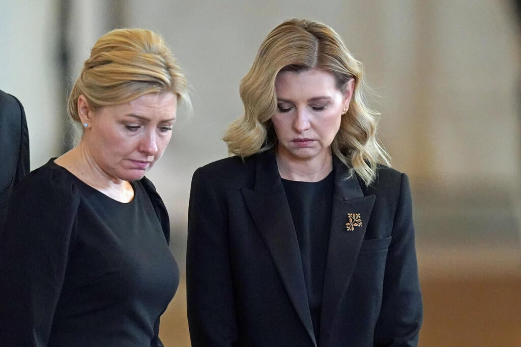 Zelensky has mostly been living apart from his wife and daughter (Photo: WPA Pool/Getty Images) אולנה זלנסקה רעייתו של נשיא אוקראינה וולודימיר זלנסקי חולקת כבוד לארון המלכה אליזבת בארמון ווסטמינסטר