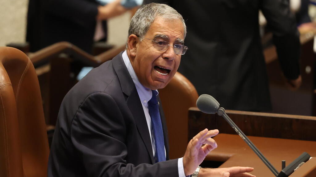 יוחלף כצעד ראשון. יו"ר הכנסת ה-24 מיקי לוי (צילום: עמית שאבי) מליאת הכנסת