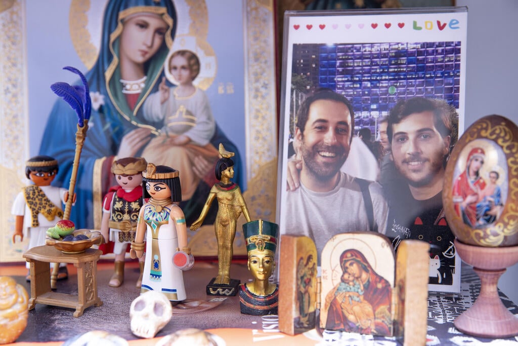 "מאז שערן רכש מקינטה, אנחנו שותים קפה בסלון מול הטלוויזיה" (צילום: ענבל מרמרי) הבית של מעצב האופנה אופיר איבגי