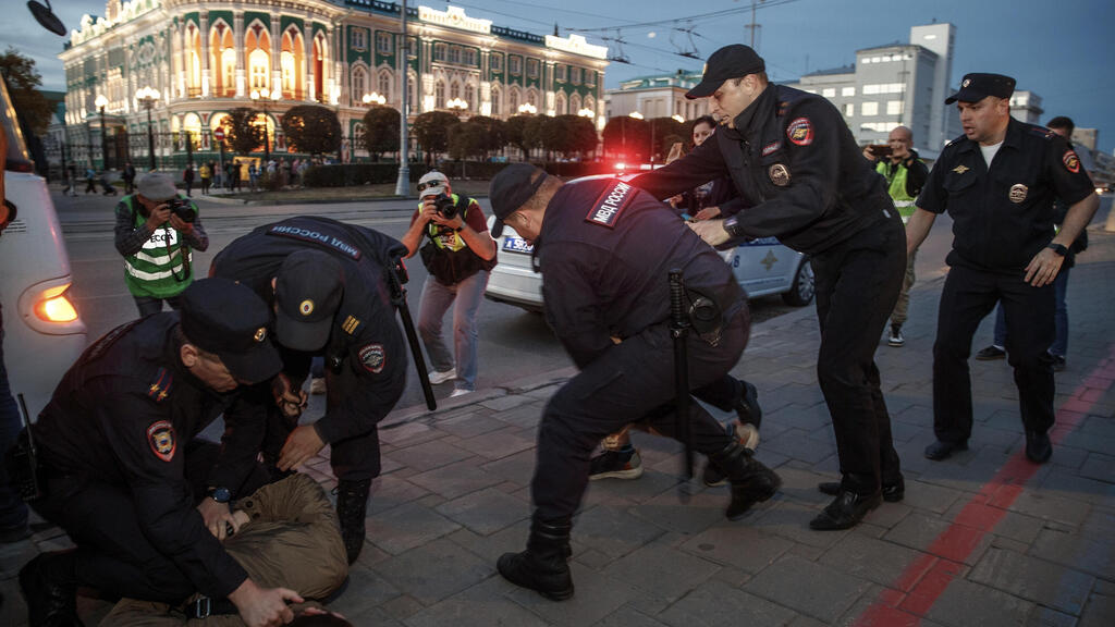 הפגנות מפגינים הפגנה בעיר יקטרינבורג ב רוסיה גיוס מילואים למלחמה באוקראינה