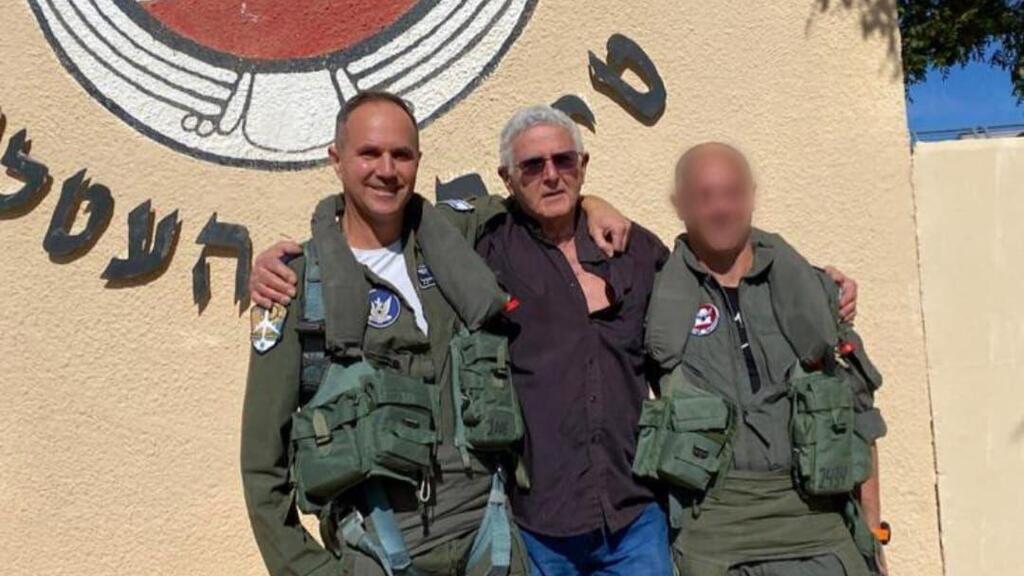 תא"ל רייכלר עם אביו ואחיו. ניצל את כל ימי החופש כדי להיות עם המשפחה, והוסיף ימי חופש לאנשי הקבע של החיל (צילום: דובר צה"ל) תא"ל איתמר רייכל לפני הטיסה האחרונה של אחיו