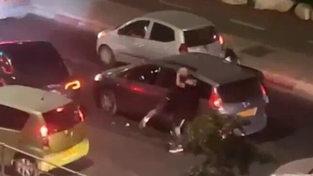 תיעוד האלימות בכבישים: קטטה של 2 נהגים 