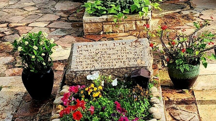"מאז לא הענקנו יותר את השם ערן לילדים במשפחה". קברו של ערן חי פרץ (באדיבות המשפחה) הקבר של ערן חי