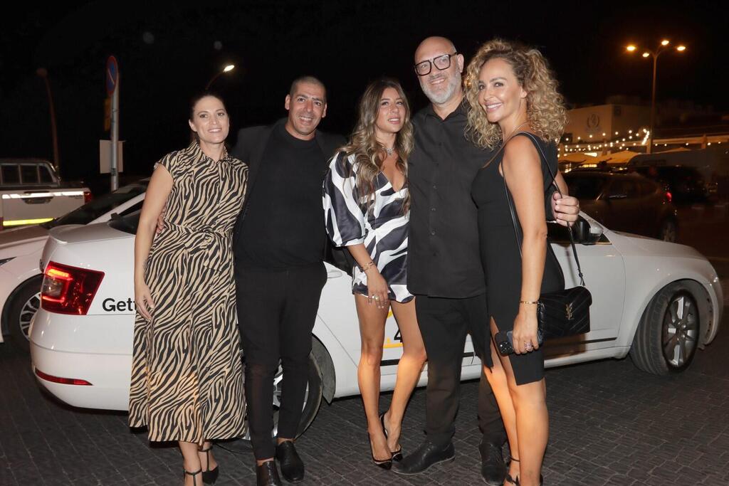 מיני איחוד של "משחקי השף". בוהדנה עם השפים מושיק רוט ויוסי שטרית יחד עם הנשים בחייהן (צילום: ענת מוסברג) חתונה יוני דותן