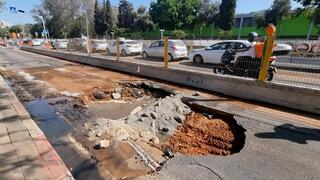זירת החור שנפער בדרך ההגנה בתל אביב