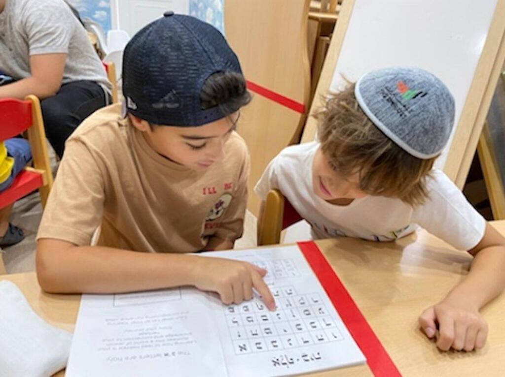ילדים לומדים עברית באיחוד האמירויות