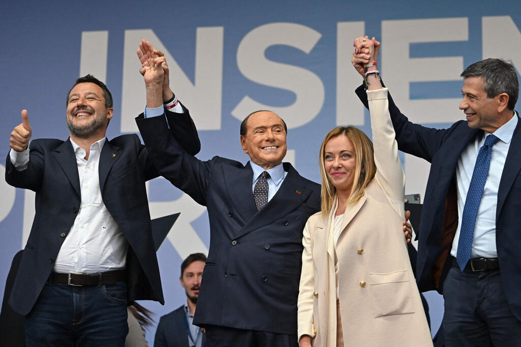 איטליה ג'ורג'ה מלוני עם מתיאו סלביני ו סילביו ברלוסקוני ב עצרת נעילת הקמפיין ב רומא