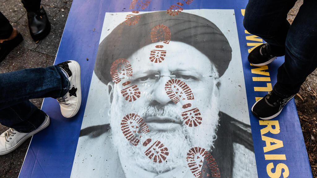 דורכים על תמונת נשיא איראן איברהים ראיסי ליד מטה האו"ם בניו יורק ברקע מחאת החיג'אב (צילום: Gettyimages) ארה"ב ניו יורק דורכים על תמונת נשיא איראן איברהים ראיסי ליד מטה האו"ם ב ניו יורק בצל מחאת מהסא אמיני חיג'אב