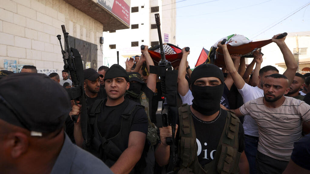 Armed Palestinian militants attend funeral of a terrorist killed in IDF raid in Jenin (Photo: AFP) חמושים בהלוויה בג'נין