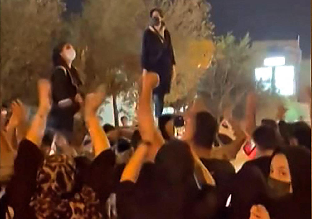 נשים מפגינות ב"מחאת החיג'אב" (צילום: AFP) איראן מחאת ה חיג'אב מהסא אמיני נשים מפגינות בעיר יזד 26 ב ספטמבר