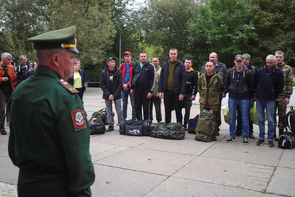 גברים שגויסו לצבא רוסיה במסגרת גיוס מילואים בעיר וולשקי