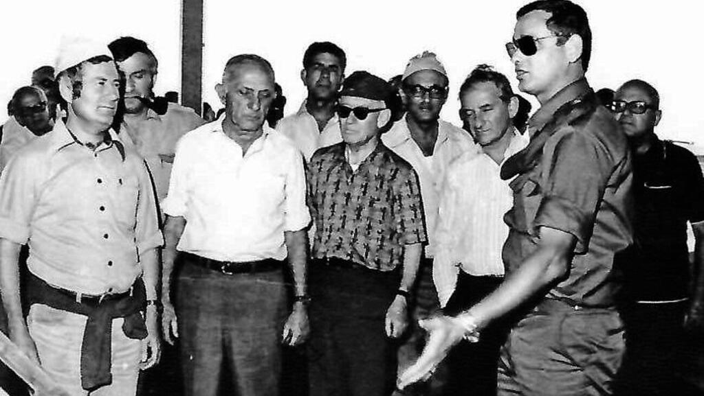 חברי ועדת העורכים בסיור בסיני. מימין: גרשום שוקן, נציג צה''ל, דב יודקובסקי, מרק גפן, משה רון, אדם בלתי מזוהה, נח מוזס , ארי רט ומרדכי נאור (צילום: דובר צה''ל) חברי ועדת העורכים בסיור בסיני. מימין: גרשום שוקן, נציג צה"ל, דב יודקובסקי, מרק גפן, משה רון, אדם בלתי מזוהה, נח מוזס , ארי רט ומרדכי נאור