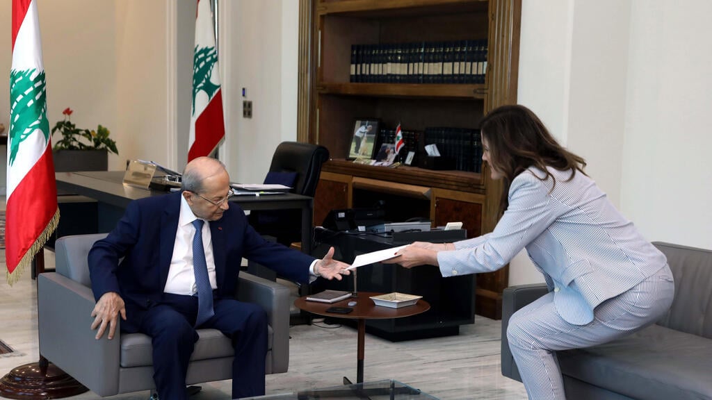 Lebanese President Michel Aoun receives draft of maritime border agreement from U.S. ambassador to Beirut (Photo: EPA) נשיא לבנון מישל עאון מקבל מ שגרירת ארה"ב בלבנון דורותי שיאה את טיוטת ההצעה ל גבול ימי כלכלי עם ישראל