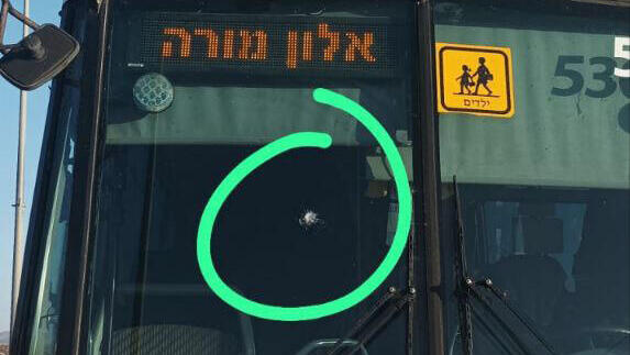 הנזג שנגרם לאוטובוס ביום ראשון סמוך לשכם ( צילום: נדב גולדשטיין, TPS) האוטובוס שנורה