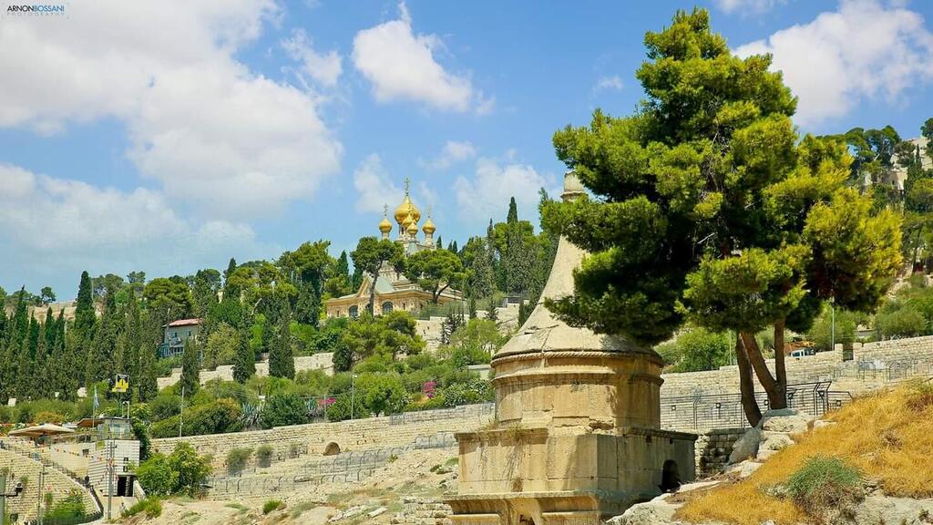 Church of Mary Magdalene (Photo: Arnon Busani) יד אבשלום בנחל קדרון וברקע כנסיית מריה מגדלנה