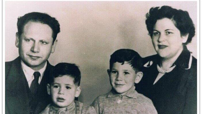 צילה, יוני, ביבי ובנציון נתניהו (מימין לשמאל)