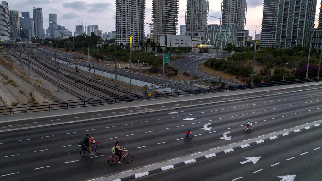 Bike-riders on a central highway on Yom Kippur (Photo: AP) נוסעים על אופניים בכבישים הריקים באזור תל אביב