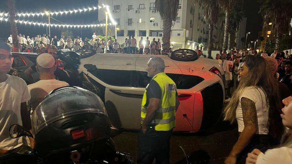 Bat Yam mob flips car belonging to Arab civilian זירת האירוע בבת ים