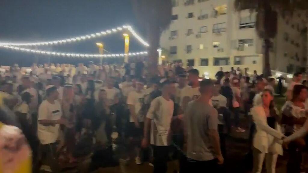 Rioters in Bat Yam after Bedouin men attacked תיעוד: כמעט לינץ' בבת ים: הפכו רכב שנכנס לעיר בכיפור, 3 נפצעו מדקירות וחבלות