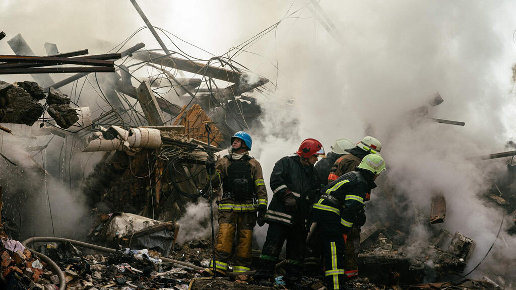 הריסות בניינים בעיר זפוריז'יה אוקראינה אחרי מתקפת טילים של רוסיה