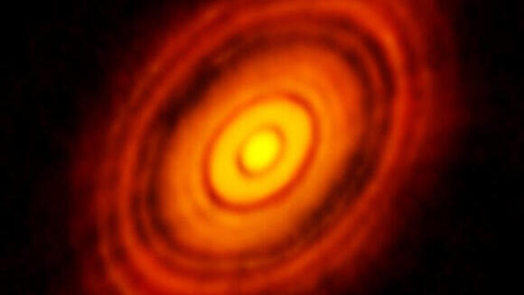 התמונה הברורה הראשונה של דיסקה קדם-פלנטרית, שצולמה בעזרת מערך טלסקופי הרדיו ALMA ב-2014 סביב הכוכב HL Tauri. הטבעות הכהות הן כנראה מסלולים של כוכבי לכת בתהליך היווצרות