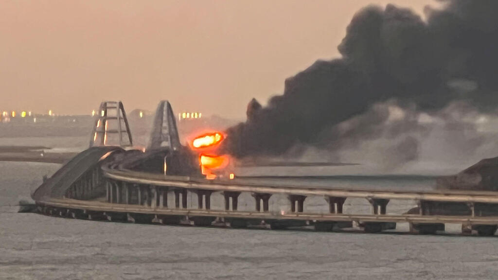 שריפה ב גשר קרץ' שמחבר בין חצי האי קרים  ל רוסיה בצל מלחמה ב אוקראינה