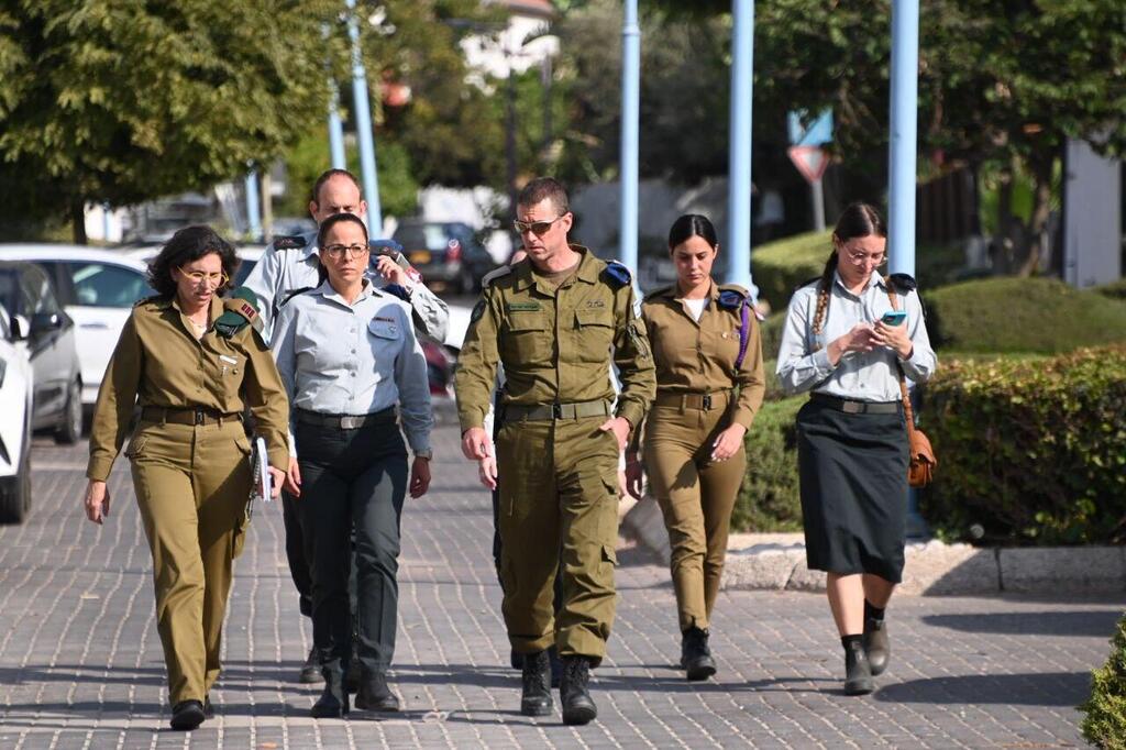 מפקדים מגיעים אל ביתה של לזר בבת חפר (צילום: יאיר שגיא ) תא"ל אביחי מייבר, קצין המשטרה הצבאית הראשי, בביקור אצל משפחתה של נועה לזר ז"ל