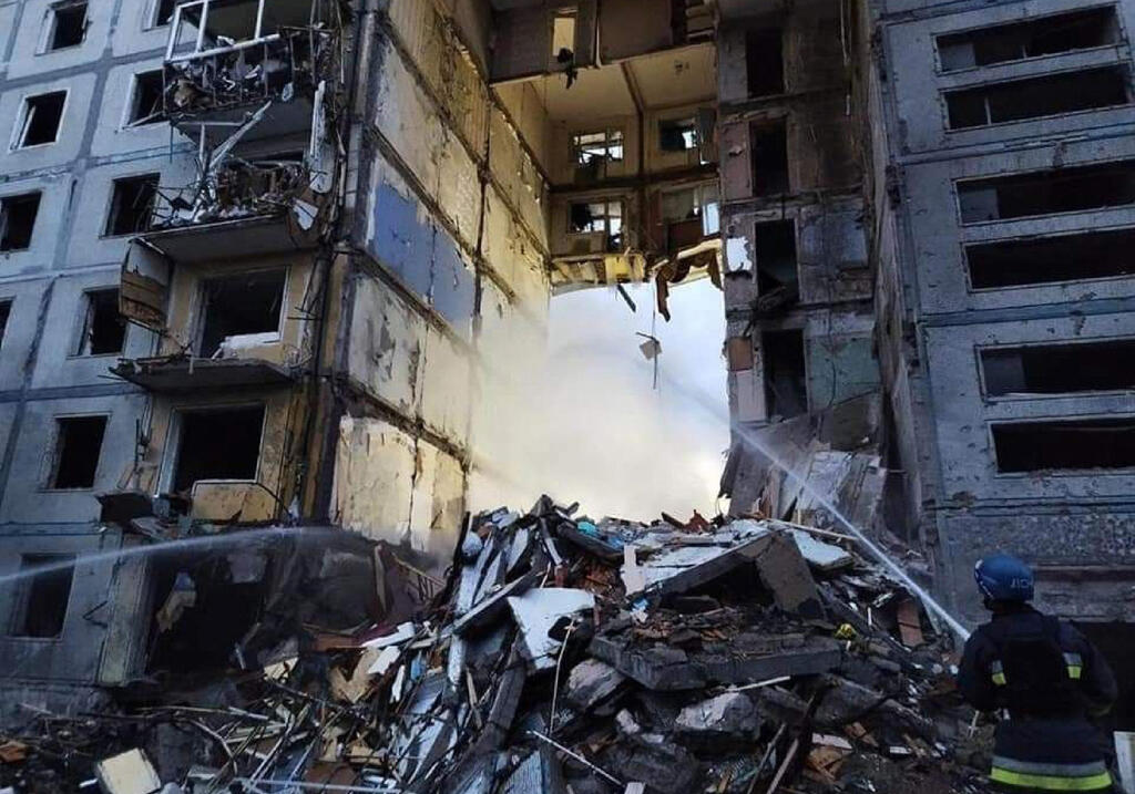 צילום: AFP PHOTO/ HO/ UKRAINIAN STATE EMERGENCY SERVICE הריסות בזאפוריז'יה בעקבות הפצצה רוסית