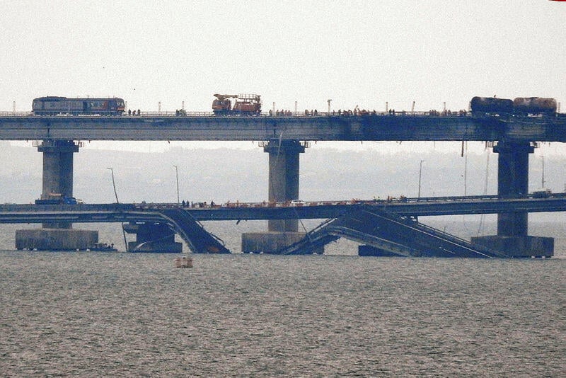 עבודות שחזור פסי הרכבת על גשר קרץ' לאחר הפיצוץ (צילום: AFP) עבודות שחזור פסי הרכבת על גשר קרץ' לאחר הפיצוץ